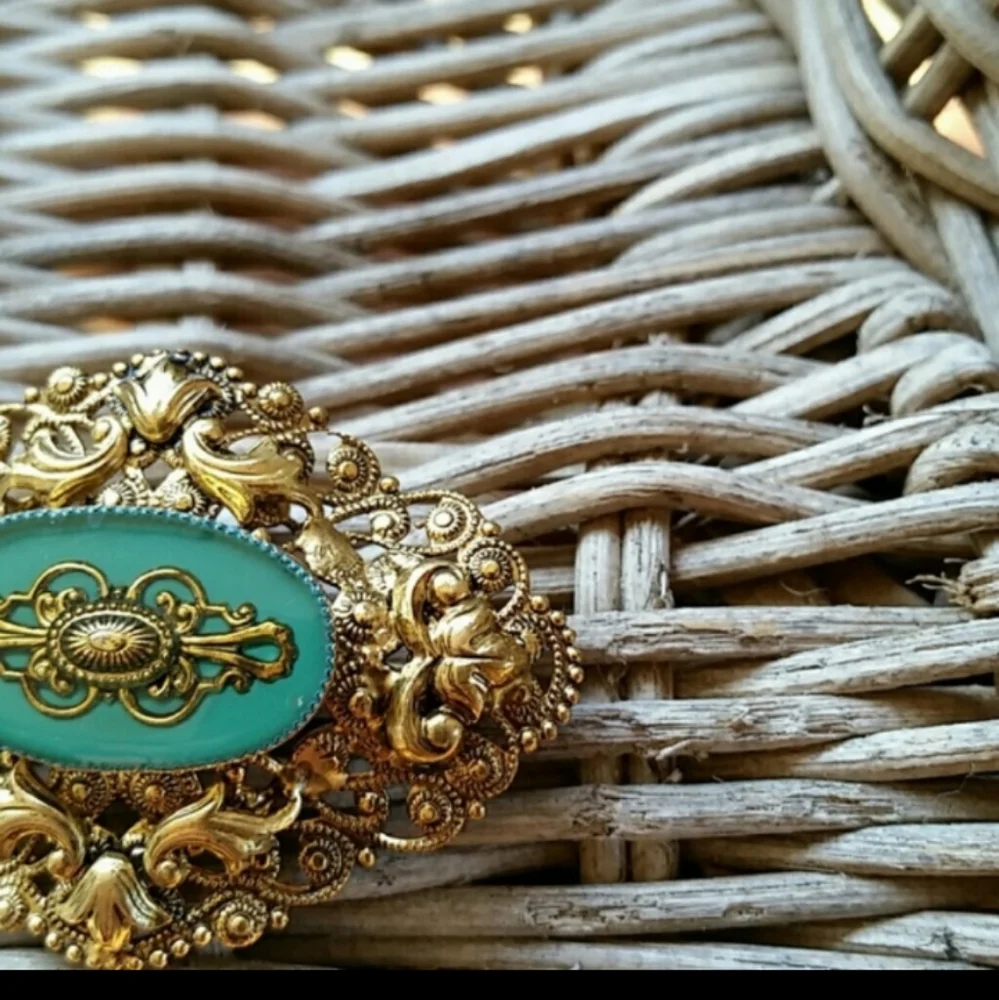 ♡Gold and green flowered brooch